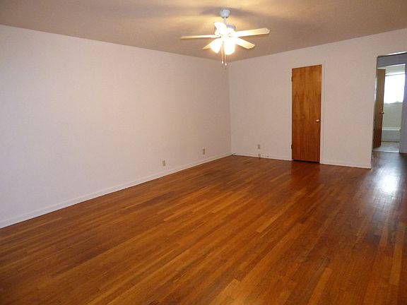 3rd image of 1031-1033 Saginaw St S #1031