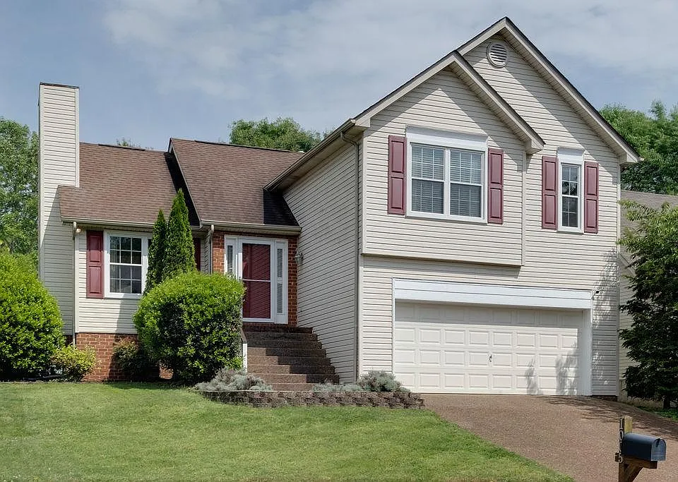 1005 Meandering Way
