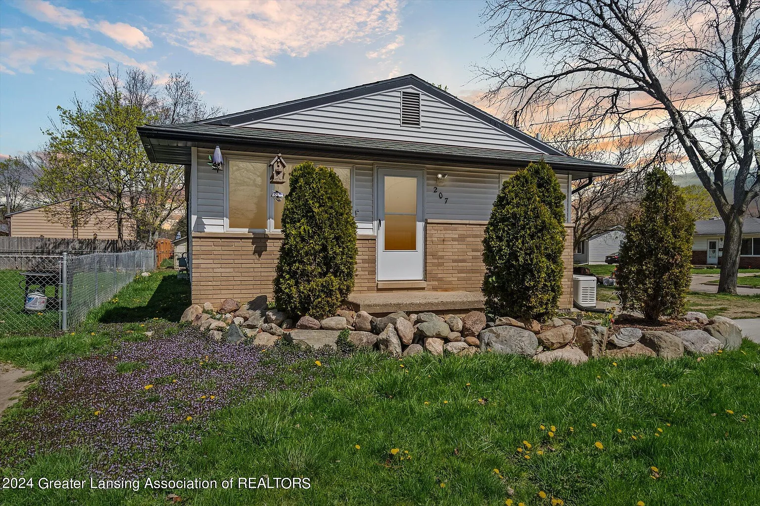 207 E Naldrette St photo 1