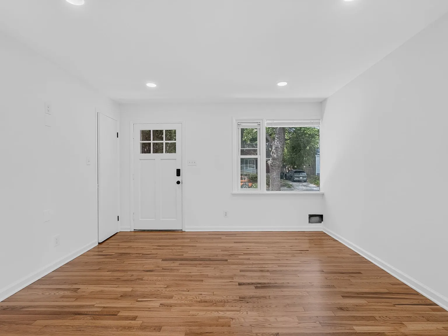 5 bed, 1900 sqft, $3,499 — Photo 4