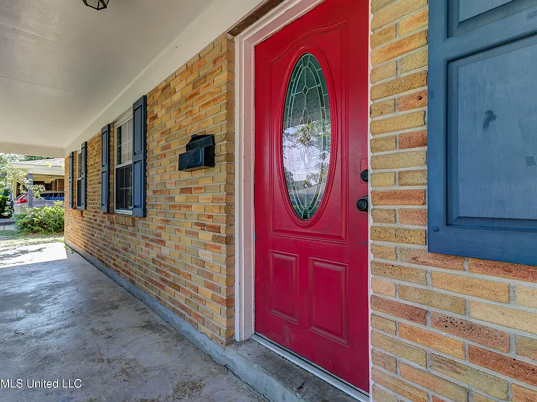 2323 Middlecoff Dr — Photo 3