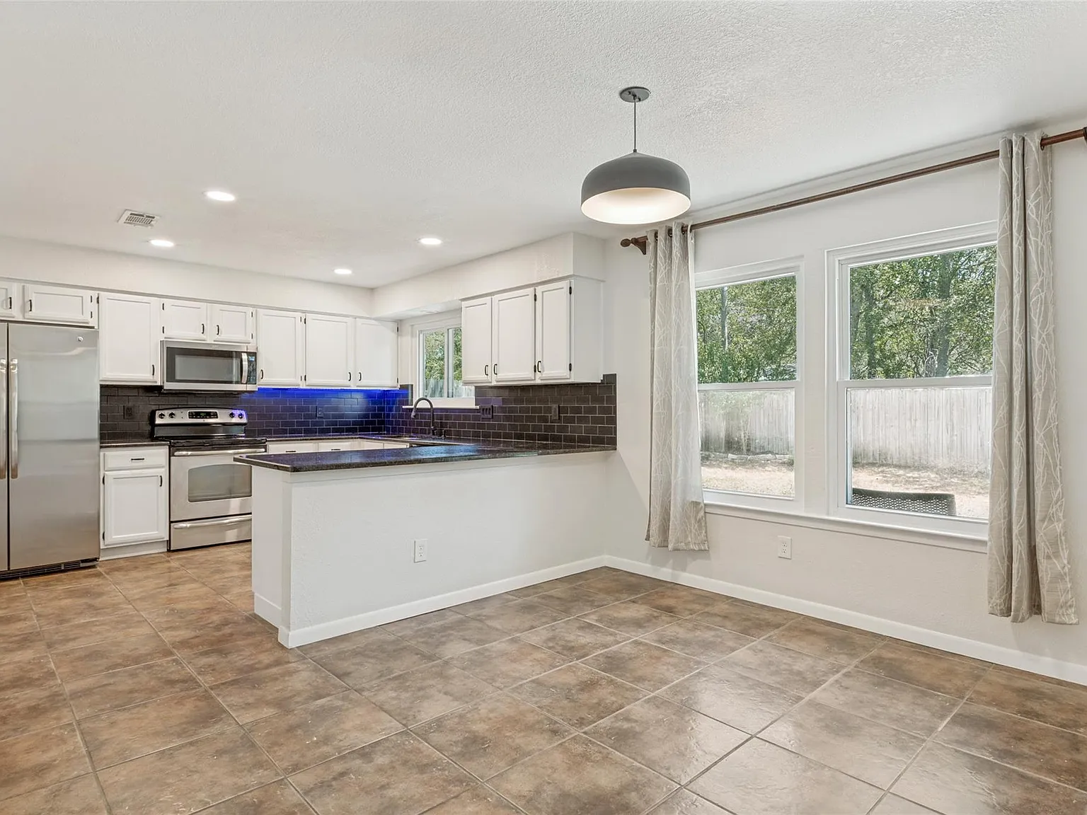3 bed, 2.0 bath, 1643 sqft, $2,500 — Photo 3