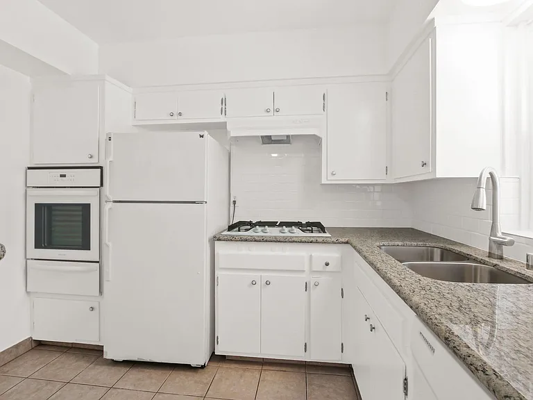 1237 Berkeley St - steps to Wilshire Blvd in Santa Monica — Photo 5