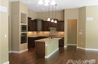 AWESOME KITCHEN W/ 11' CEILINGS