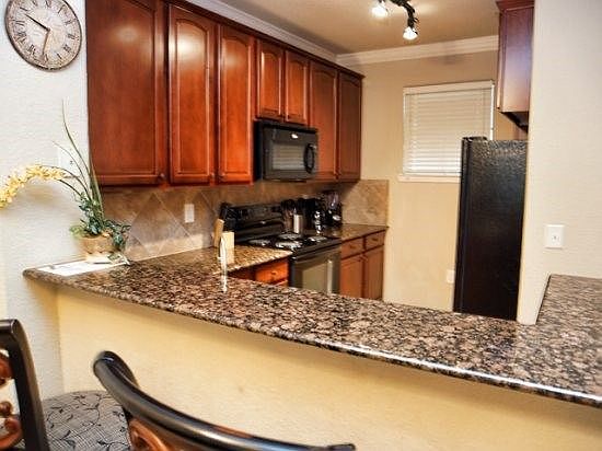 Kitchen and Breakfast Bar