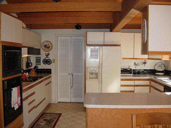 Bright kitchen with tons of cabinet space, black appliances