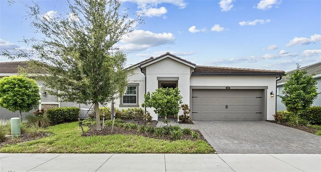 3 bed, 2.0 bath, 1950 sqft, $3,200 — Photo 1