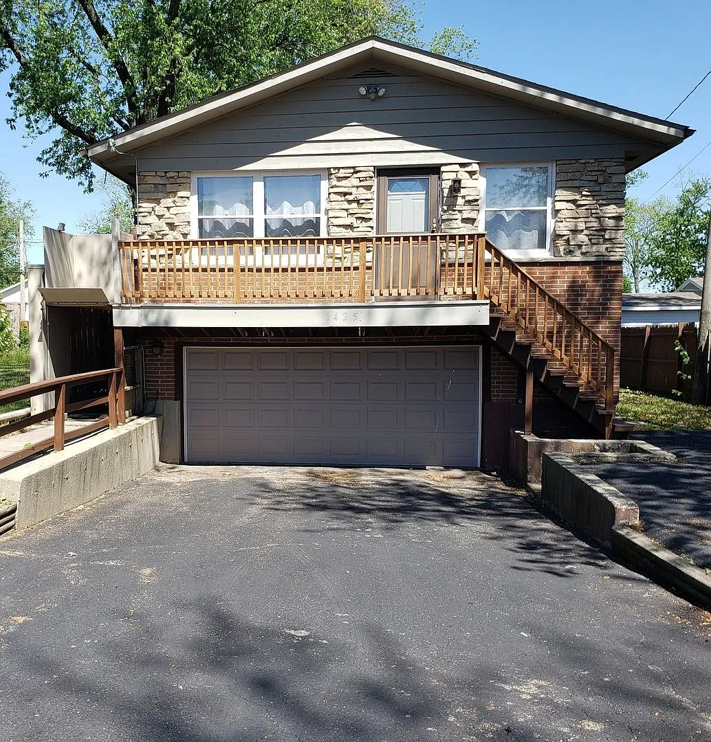1425 Maple Dr photo 1