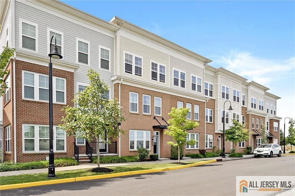3 bed, 4.0 bath, 2240 sqft, $4,000 — Photo 1