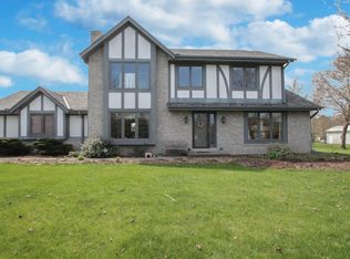 W325S6828 Ashton Cir, Mukwonago, WI 53149