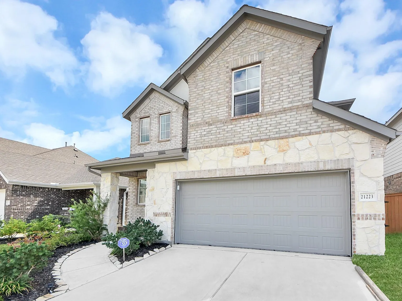 3 bed, 2.5 bath, 2043 sqft, $2,800 — Photo 3