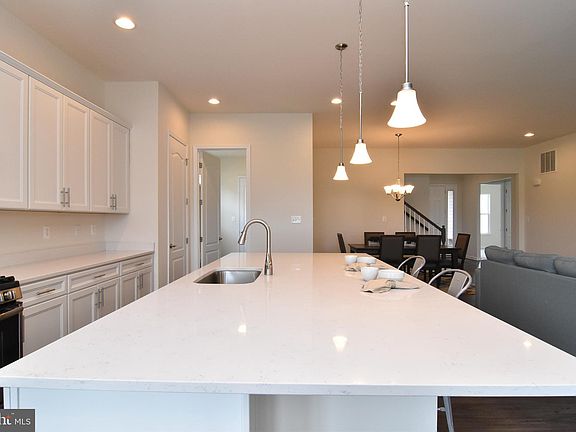 3rd image of 21261 Dauphine St