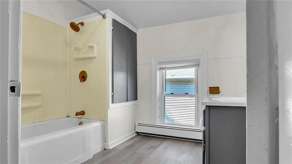 2 bed, 1.0 bath, 932 sqft, $1,900 — Photo 4