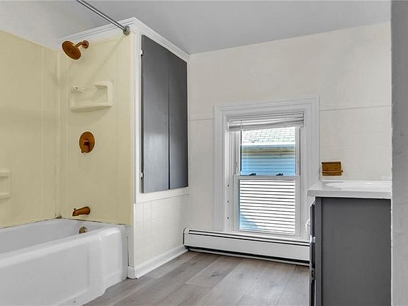 4th image of 76 Grove Ave E