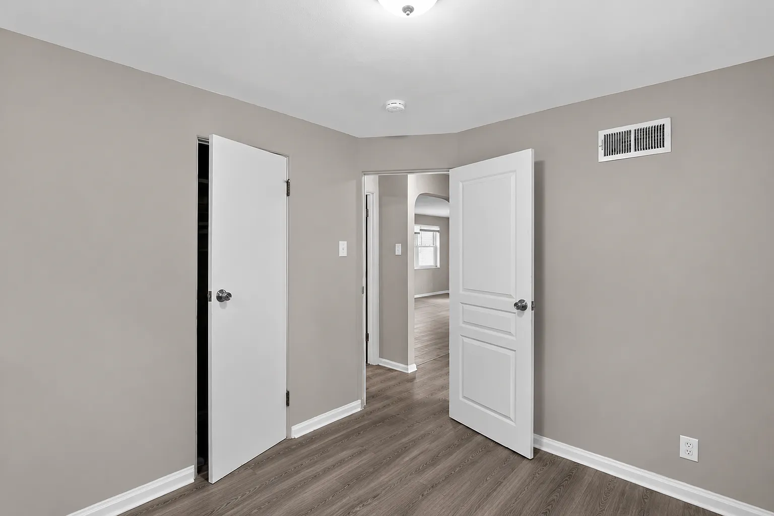 2 bed, 864 sqft, $1,370 — Photo 2