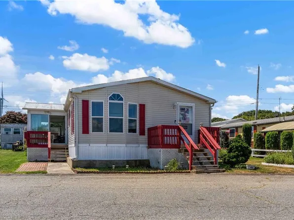 17 North Dr, Portsmouth, RI 02871