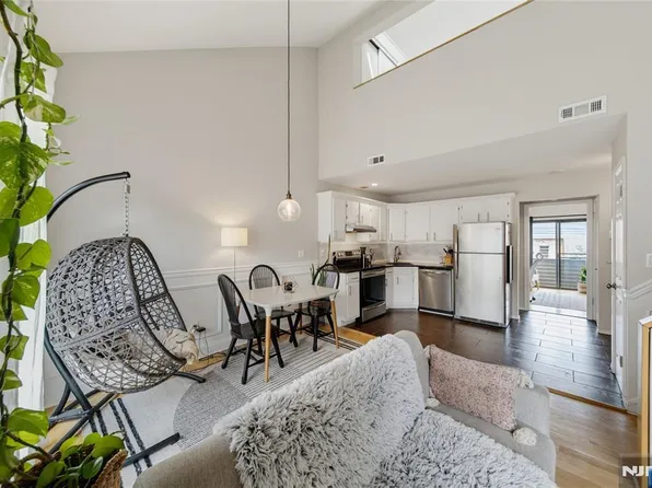 77 Liberty St APT 8, Little Ferry, NJ 07643