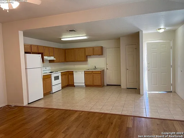 2 bed, 2.0 bath, 982 sqft, $1,225 — Photo 2