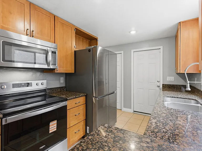 2227 SE 8th Pl — Photo 12