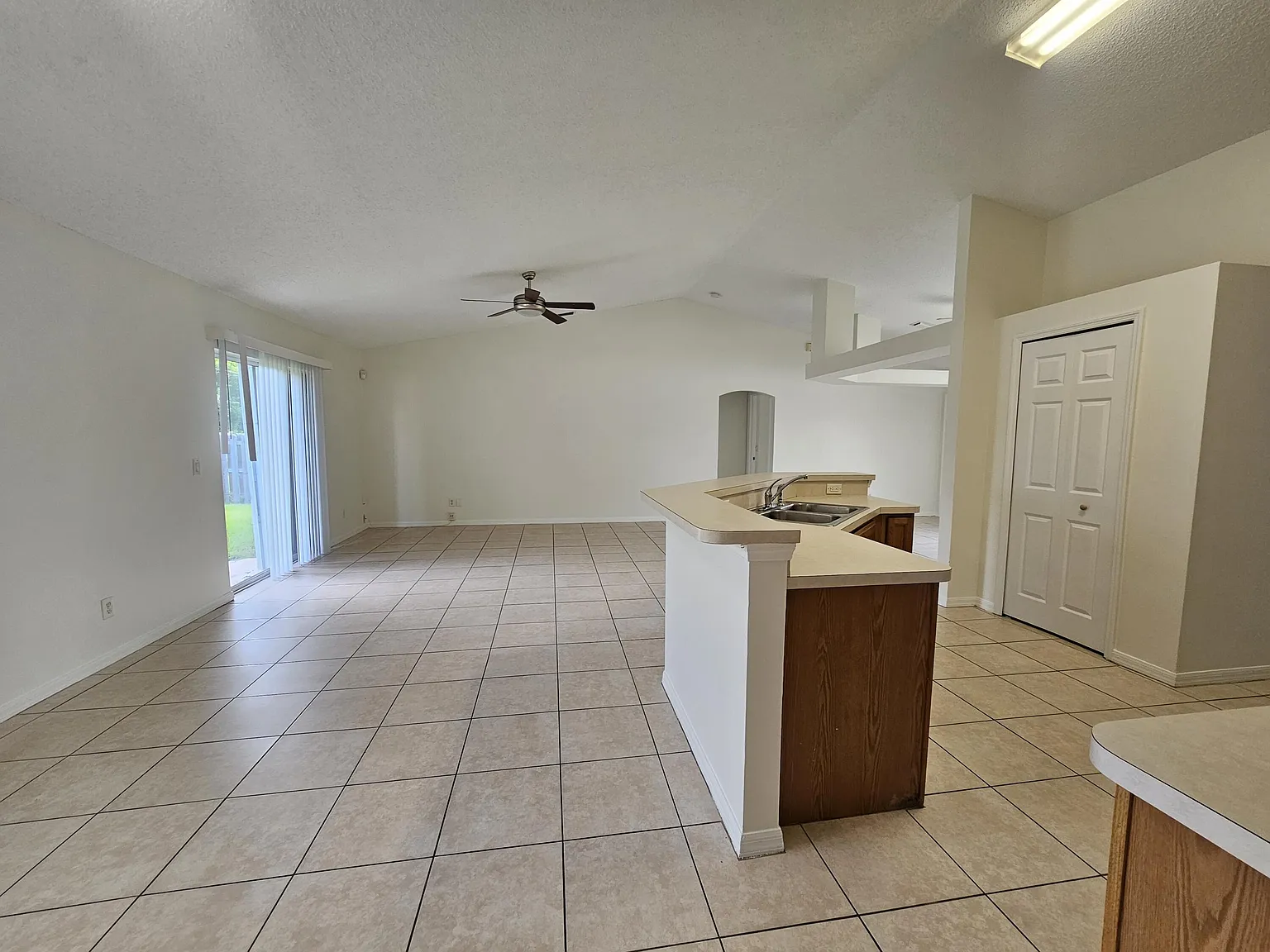 3 bed, 2.0 bath, 1688 sqft, $2,450 — Photo 4