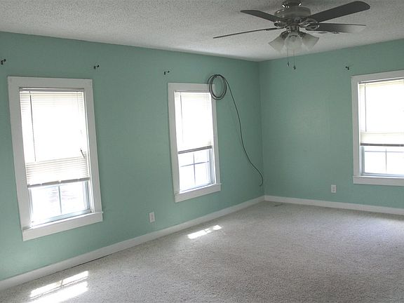 4th image of 160 S Avenue A