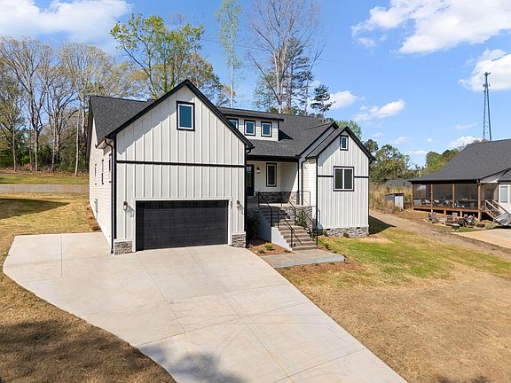 3rd image of 651 Narrow Cir