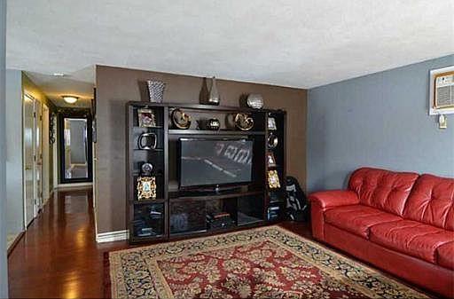 3rd image of 19 Casino Ave