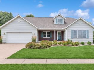 5020 Greystone Dr, Bettendorf, IA