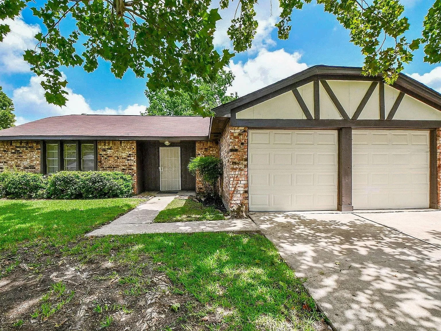 5 bed, 2.0 bath, 1857 sqft, $2,600 — Photo 1