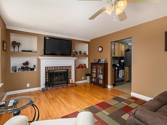 3rd image of 972 Sandstone Dr