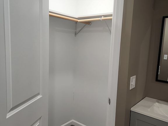 5th image of 136 Ellis Ave
