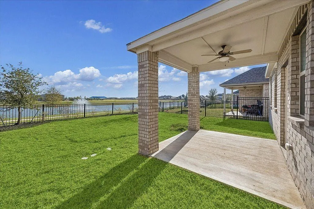 3 bed, 2.5 bath, 2076 sqft, $2,500 — Photo 2