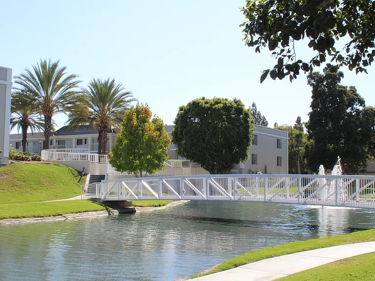 Versailles on the Lake Apartments — Photo 57