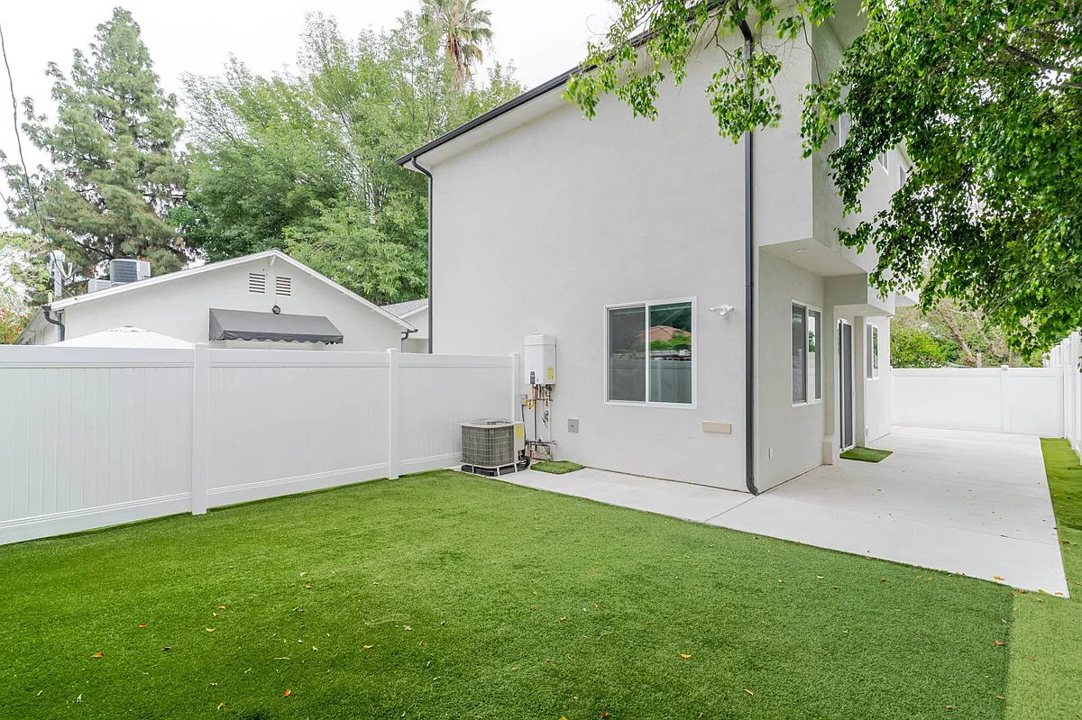 Building Photo - 9035 Rathburn Ave #1/2