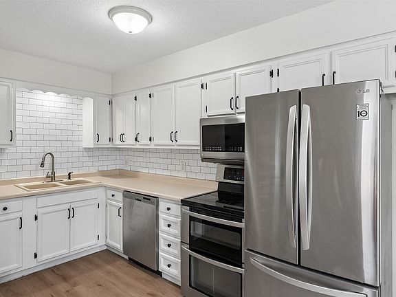 2nd image of 400 NW Morningside Dr