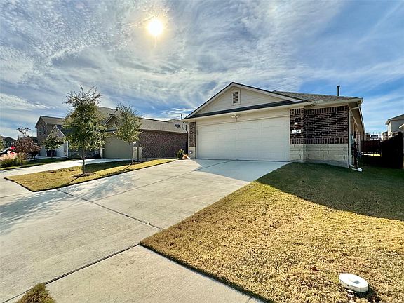 3rd image of 224 Yoakum St