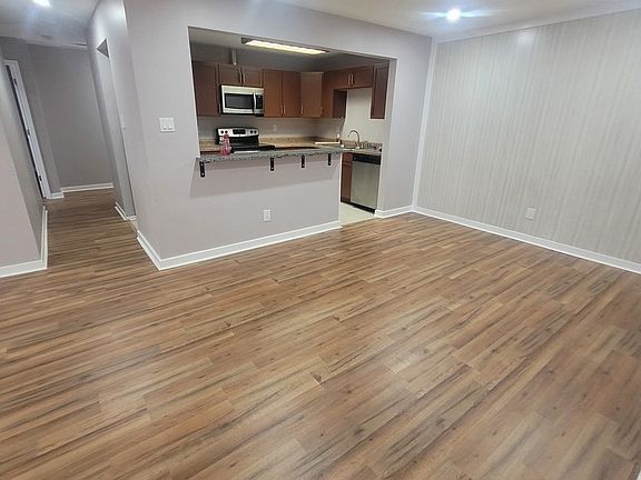 5th image of 803 Garden Cir APT 7A