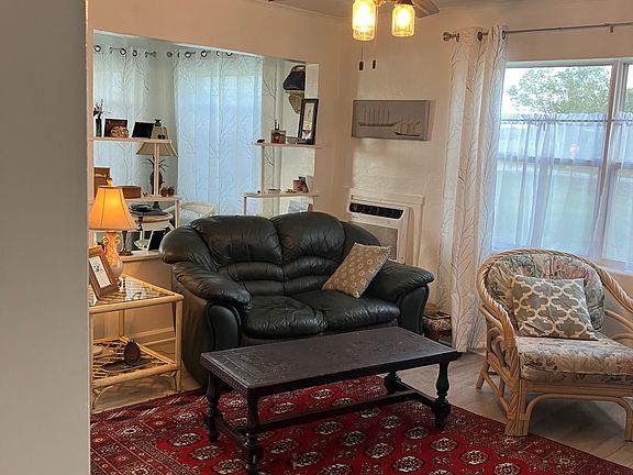 3rd image of 6900 Miami Dr #1B