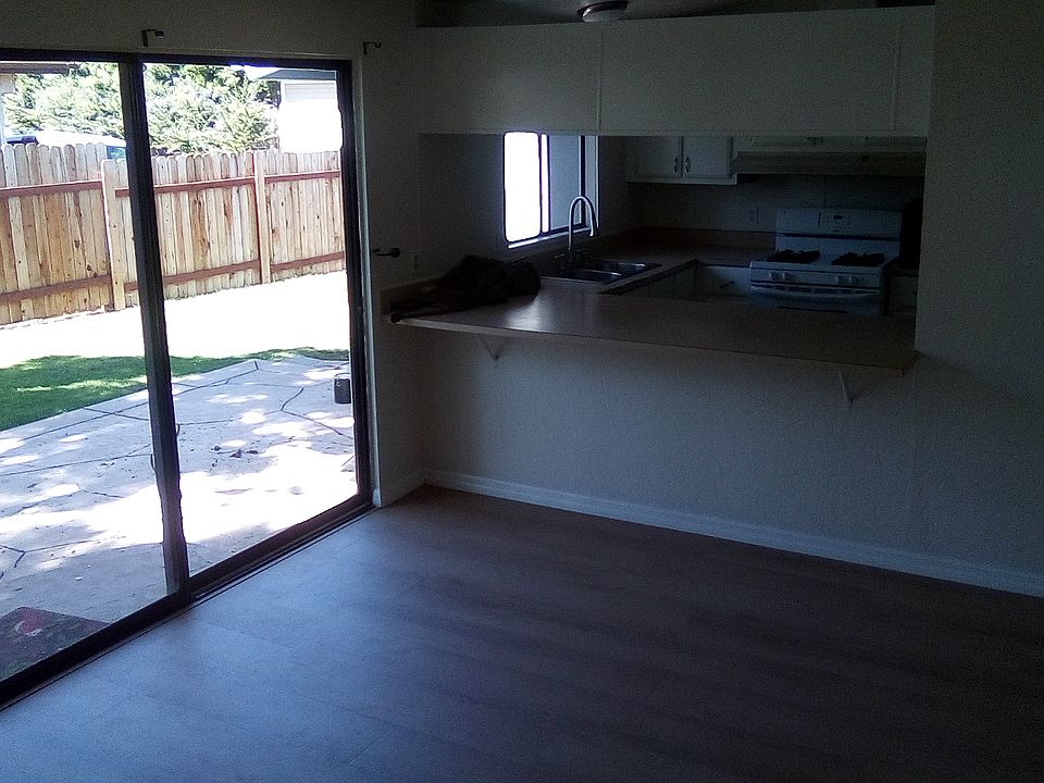 Sliding Door to Patio, Pass through to Kitchen