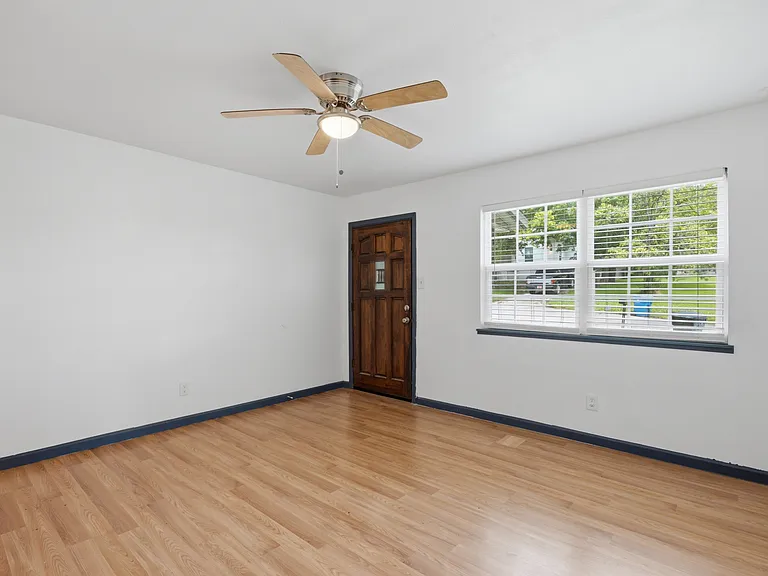 620 E Sears St — Photo 9