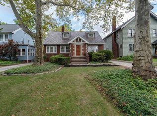 3145 Scarborough Rd, Cleveland Heights, OH 44118