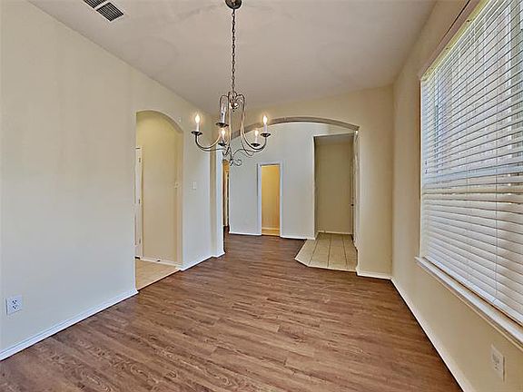 5th image of 749 W Bend Blvd