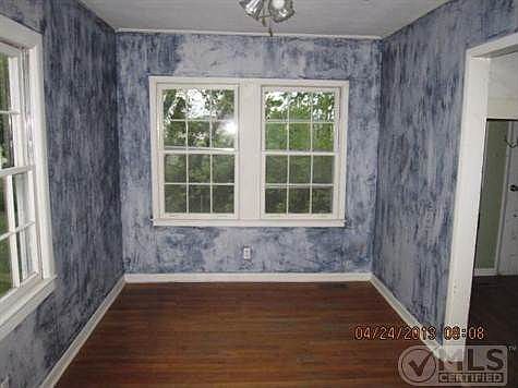 4th image of 915 Locust St