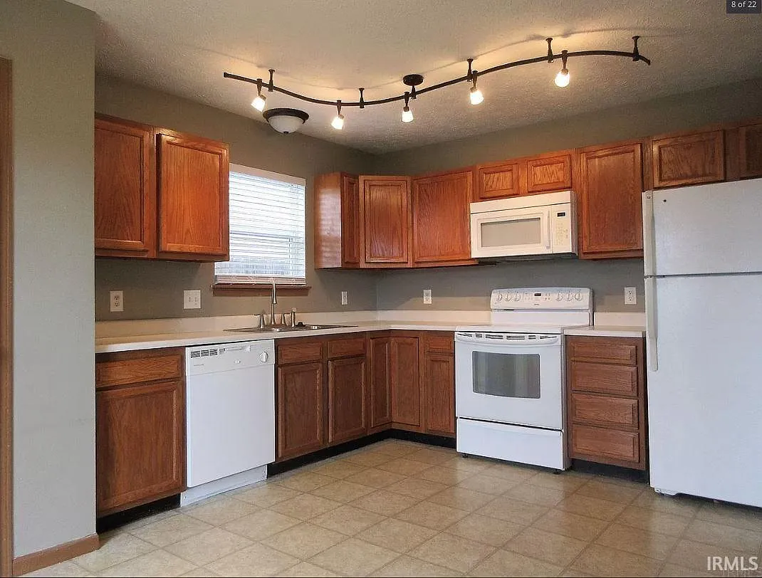3 bed, 2.0 bath, 1200 sqft, $1,595 — Photo 2