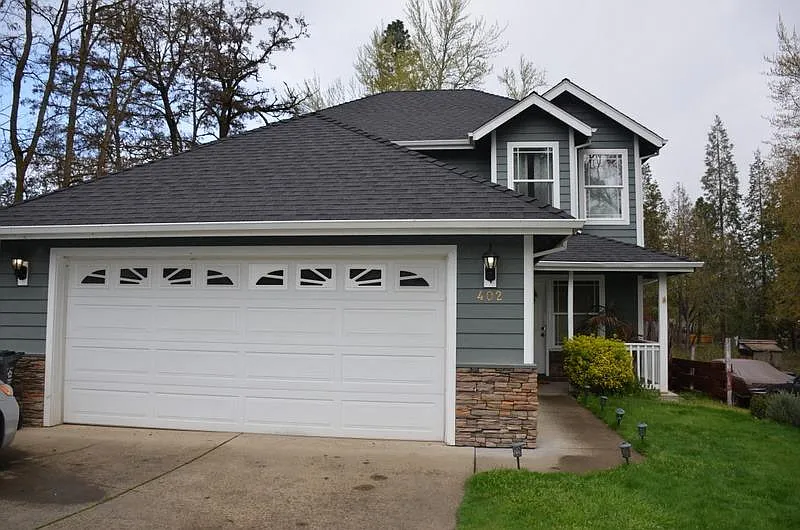 402 NW Pleasant View Dr photo 1