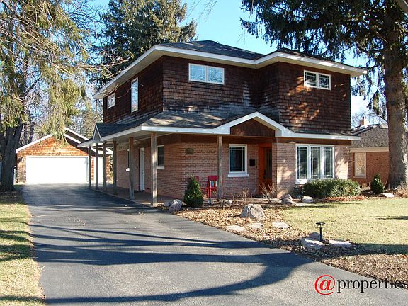 Deep Drive with plenty of guest parking