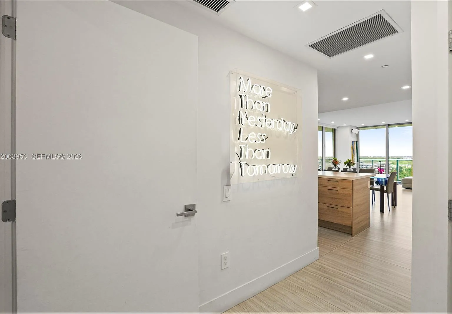 The Harbour North Condo — Photo 3