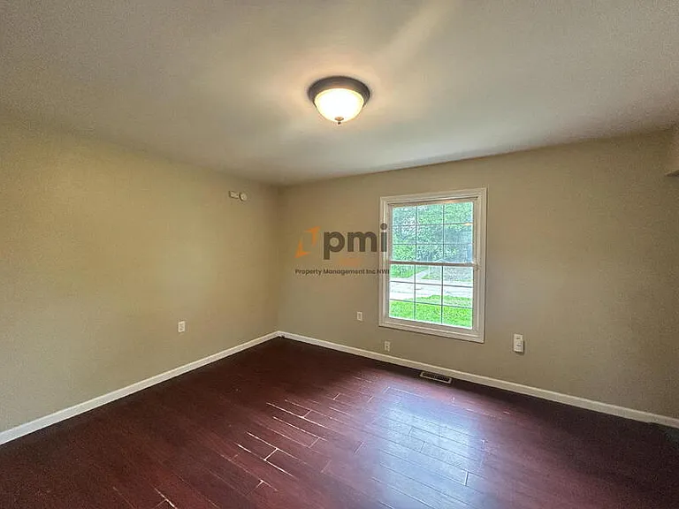 385 Briarwood Dr — Photo 4