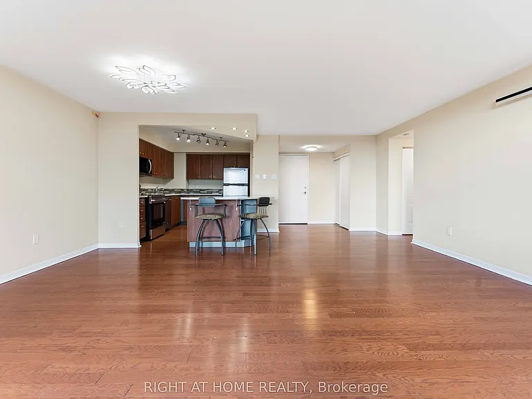 2759 Carousel Cres #911 — Photo 24