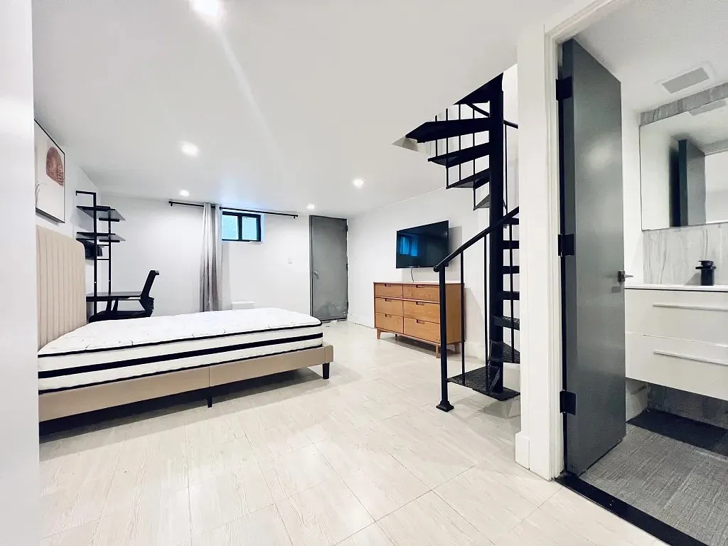 5 bed, 4.0 bath, 1200 sqft, $1,350 — Photo 3